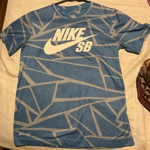 Nike SB boys T Shirt size medium